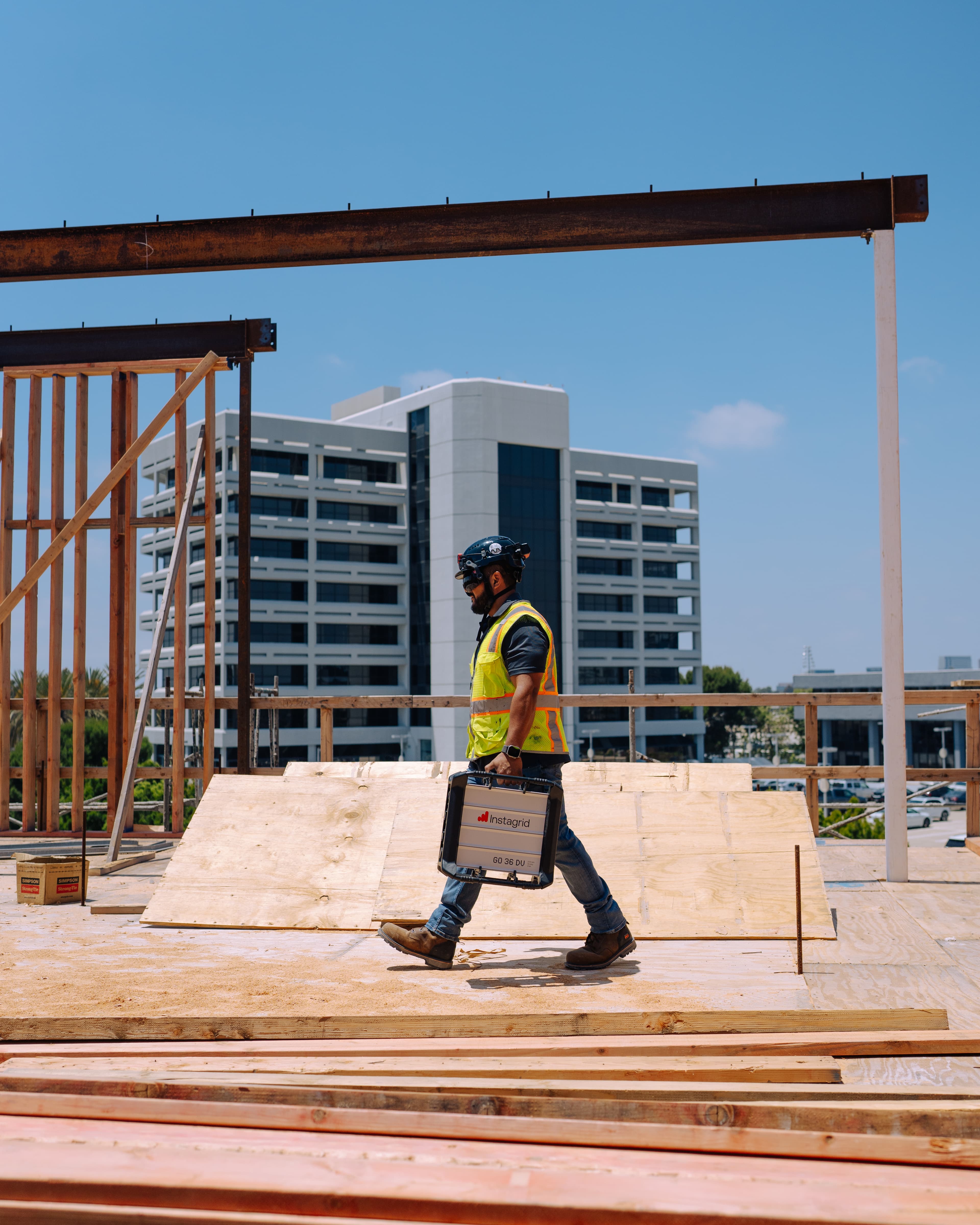 Construction worker carrying an Instagrid GO unit